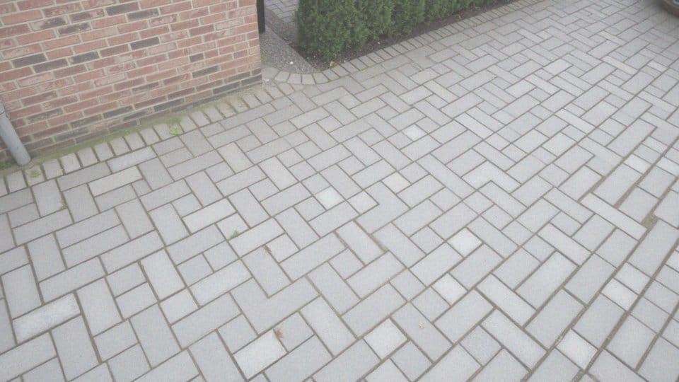 Jakie wzory kostki brukowej są dostępne i jak wpływają na cenę?
