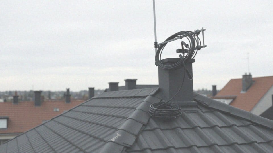 Jak podłączyć antenę telewizji naziemnej do odbioru sygnału w polaryzacji pionowej?