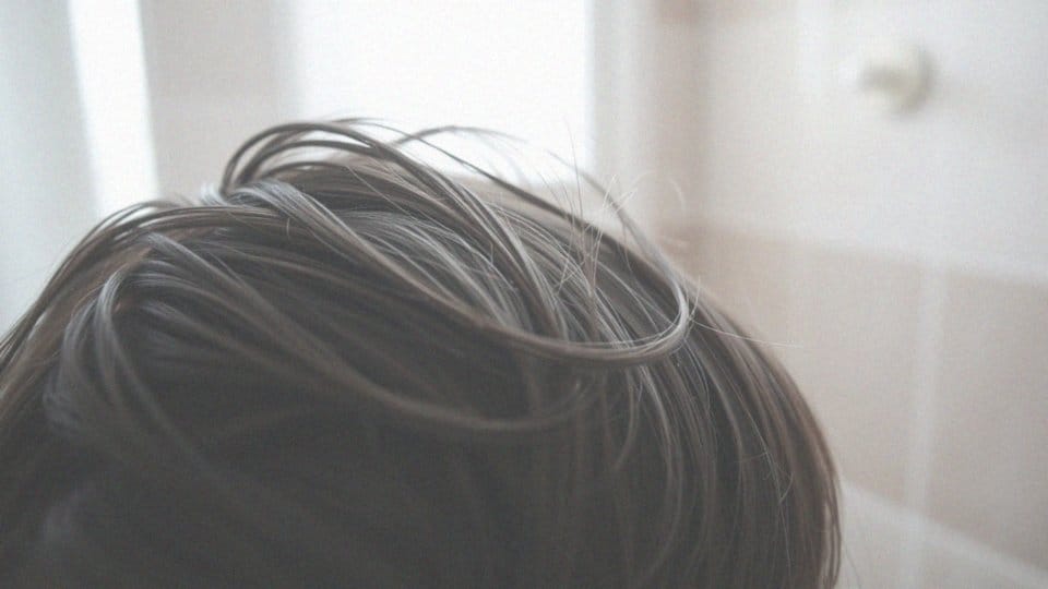 Ciemne włosy siwe odrosty – jak je skutecznie ukryć?