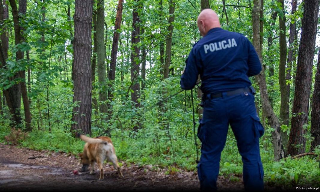 Policja w Mińsku Mazowieckim poszukuje mężczyzny podejrzanego o uszkodzenie bankomatu